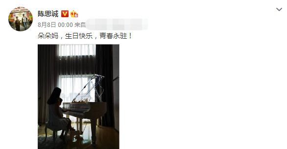 38岁佟丽娅坐飞机被偶遇！素颜出镜侧脸太优越，坐经济舱好接地气