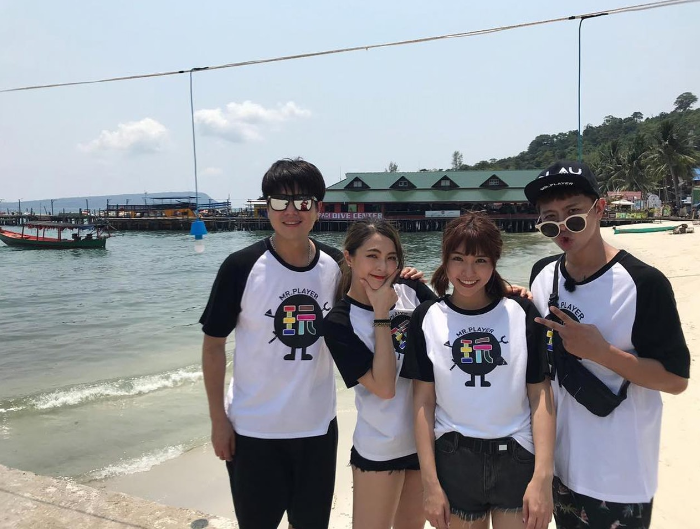 鼻酸！女友峮峮代替小鬼为其父过60大寿，完美复刻全家福