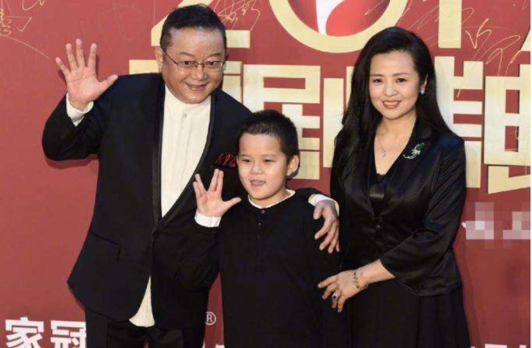 王刚藏了14年的网恋妻子，足足小自己20岁，“冒