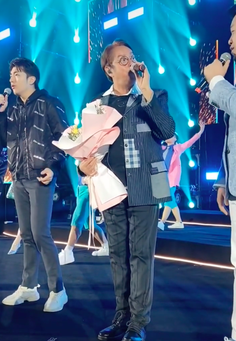 谭咏麟与网红同台，70岁高龄卖力演出，却被嘲昔日天王太掉价？