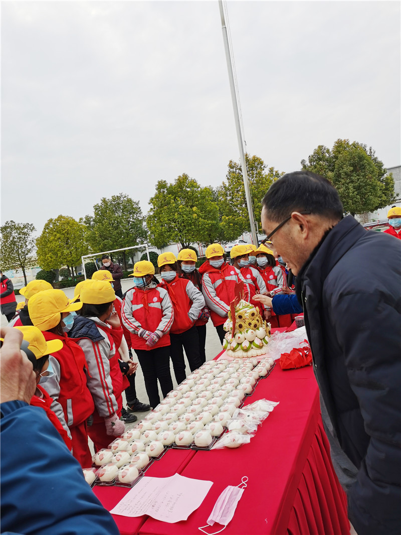安全棉帽暖童心，非遗花馍送温情