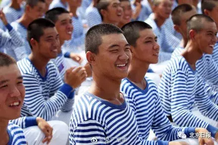 00后海军,受阅场上最年轻的群体!这一幕让人泪奔