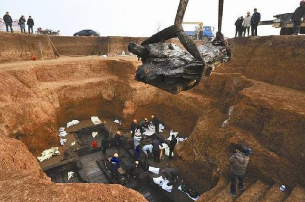 江苏工地挖到一处合葬墓，出土一文物，专家估价6亿