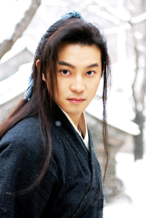 沙溢一家四口现身，妻子休闲穿搭显活力，7岁小儿子个头超妈妈肩