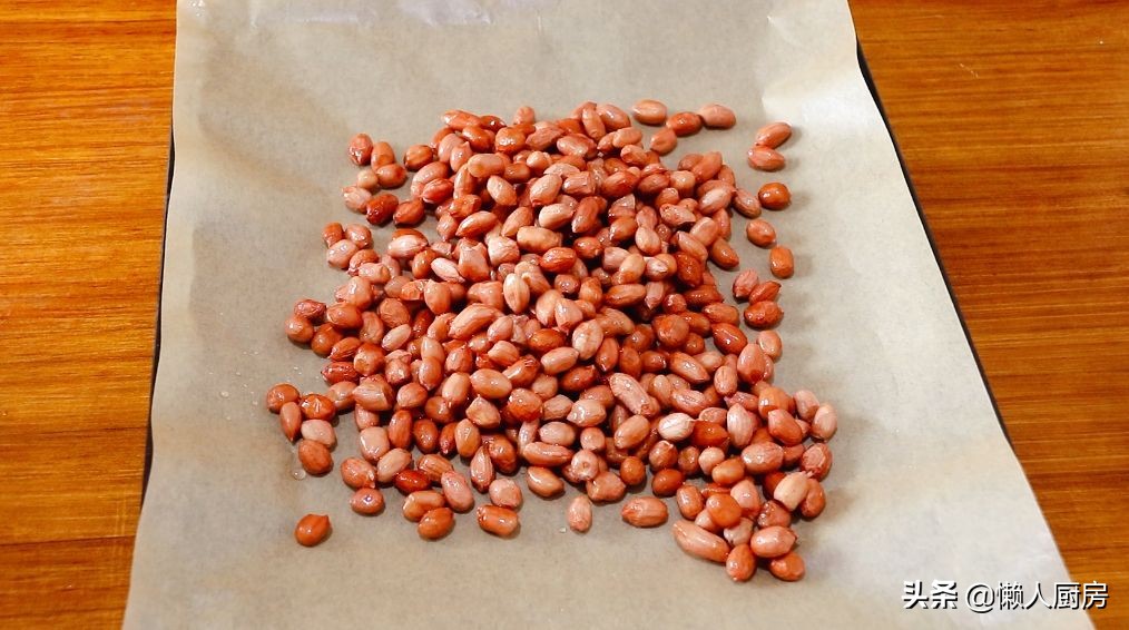 花生米不用水煮，撒點鹽泡一下，比油炸得更好吃，鹹香酥脆