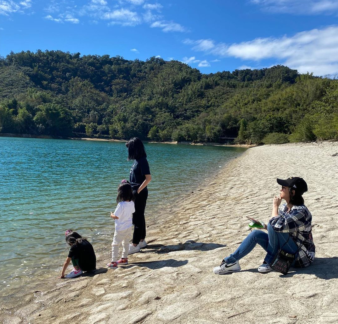 贾静雯一家五口出游，放肆晒梧桐妹正脸，身高超过妈模样却太像爸