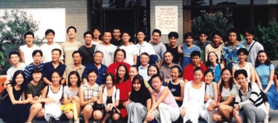 被杜淳追求，38天闪婚闪孕，被迪士尼封杀，黄小