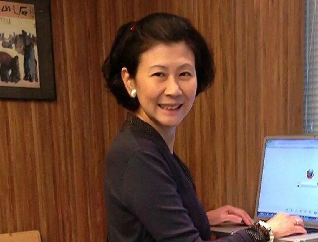 甘愿无名份陪在富豪身边的女人们，各有各的魅力，最久的已经27年