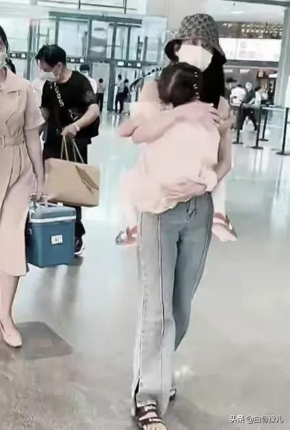 身材太好了吧？颖儿带女儿机场走秀，妥妥的辣妈