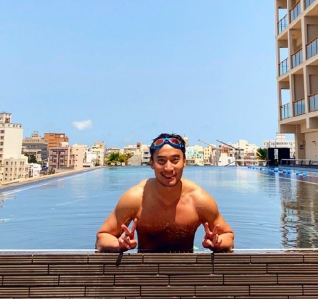 赖弘国刚宣布和阿娇离婚，下一秒就跑去度假，