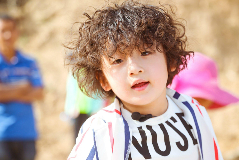 有种开脱式长大叫邹市明儿子，儿时呆萌可爱，