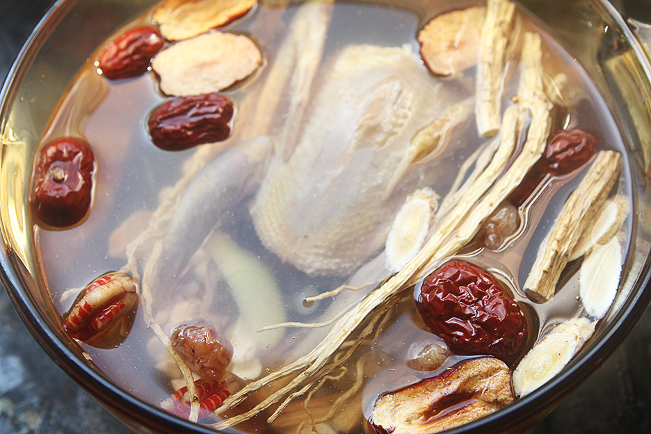 The nutritious pigeon soup is delicious and simple. If you have a weak body, drink it often