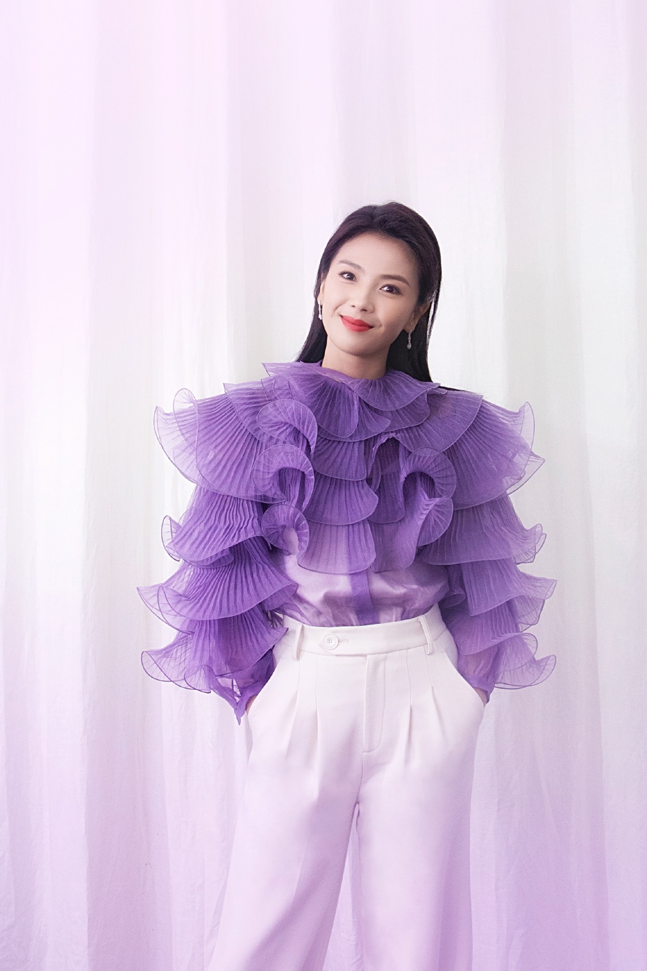 刘涛终于有了新身份，穿亮片西装化身“霸总”