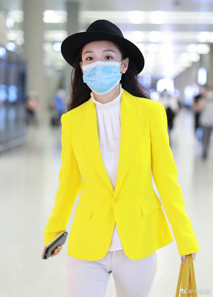 吴倩被传产子后现身，明黄色西装晃眼，与绯闻男友感情成谜