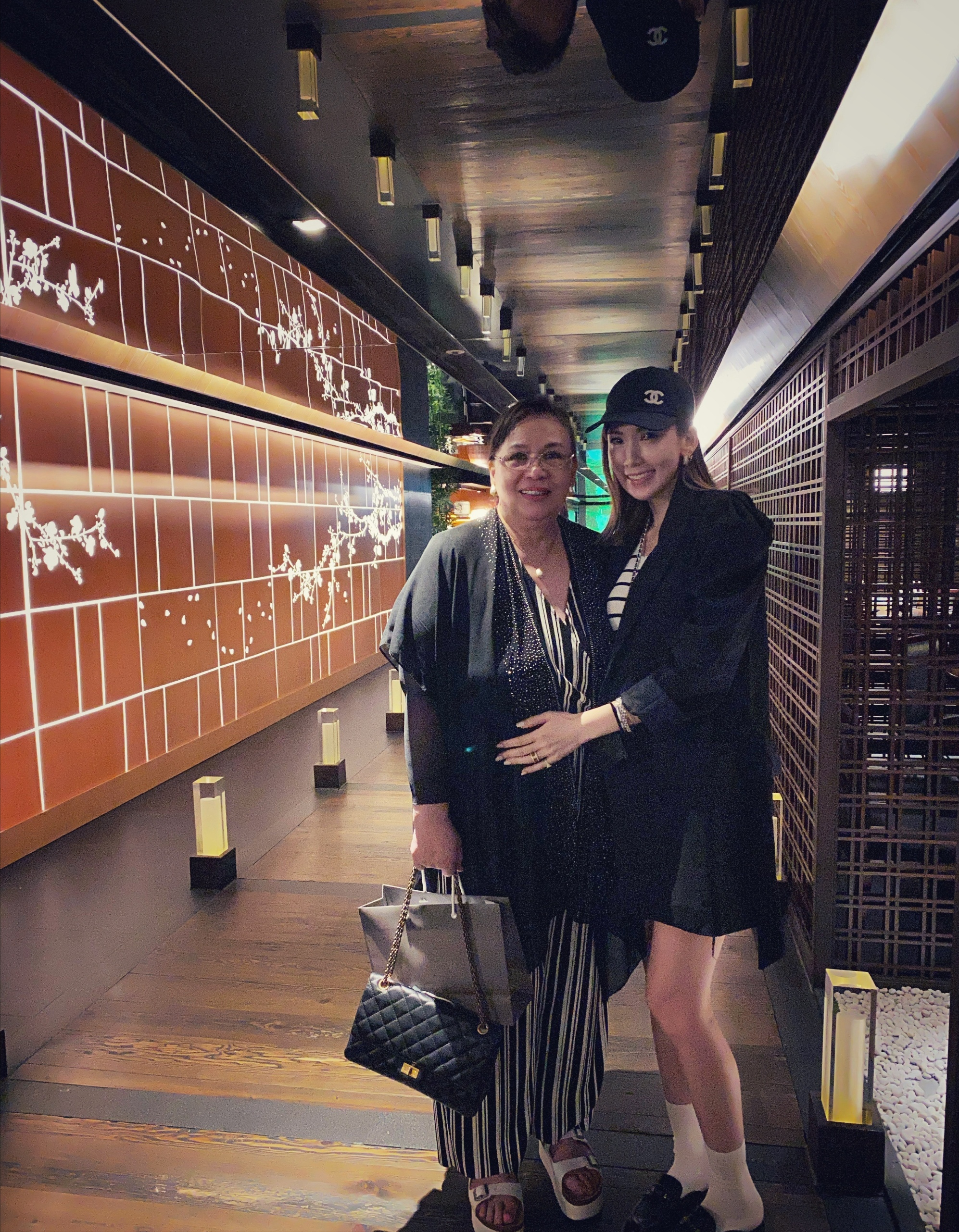 林志穎嬌妻陪丈母娘逛街，陳媽拎大牌包滿身珠寶，胖成女兒兩倍