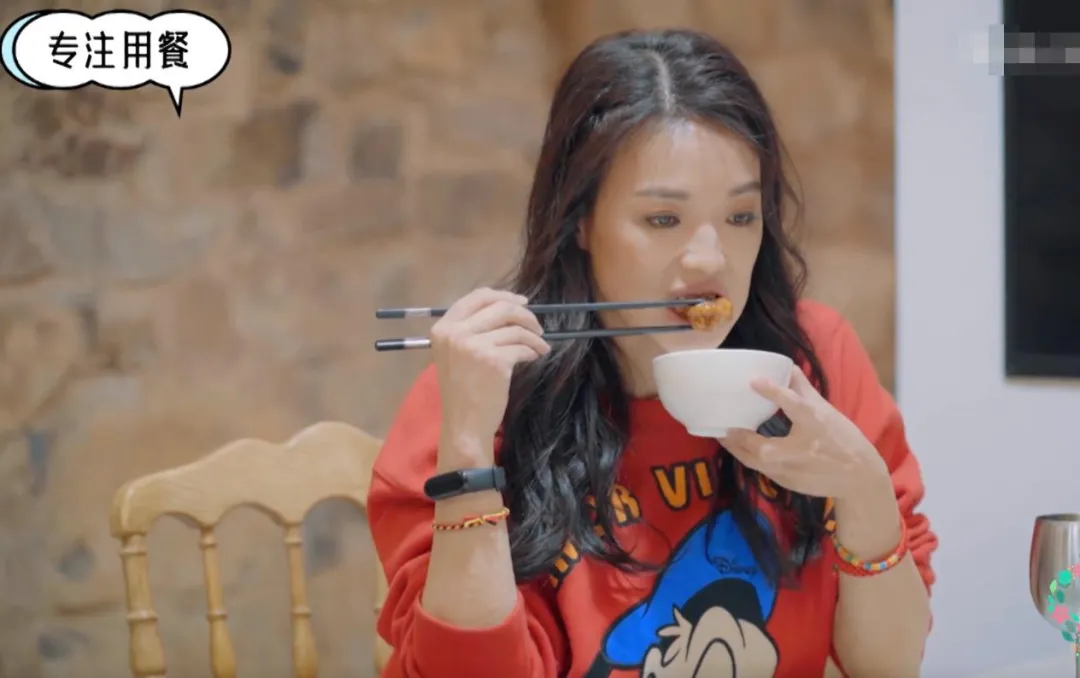 点一桌菜就吃几口,明星们录真人秀浪费食物一个比一个过分