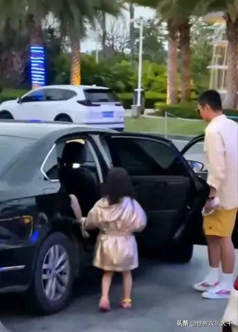 霍思燕兒子嗯哼已長大，帥氣堪比整容，更讓人稱讚的是他的情商