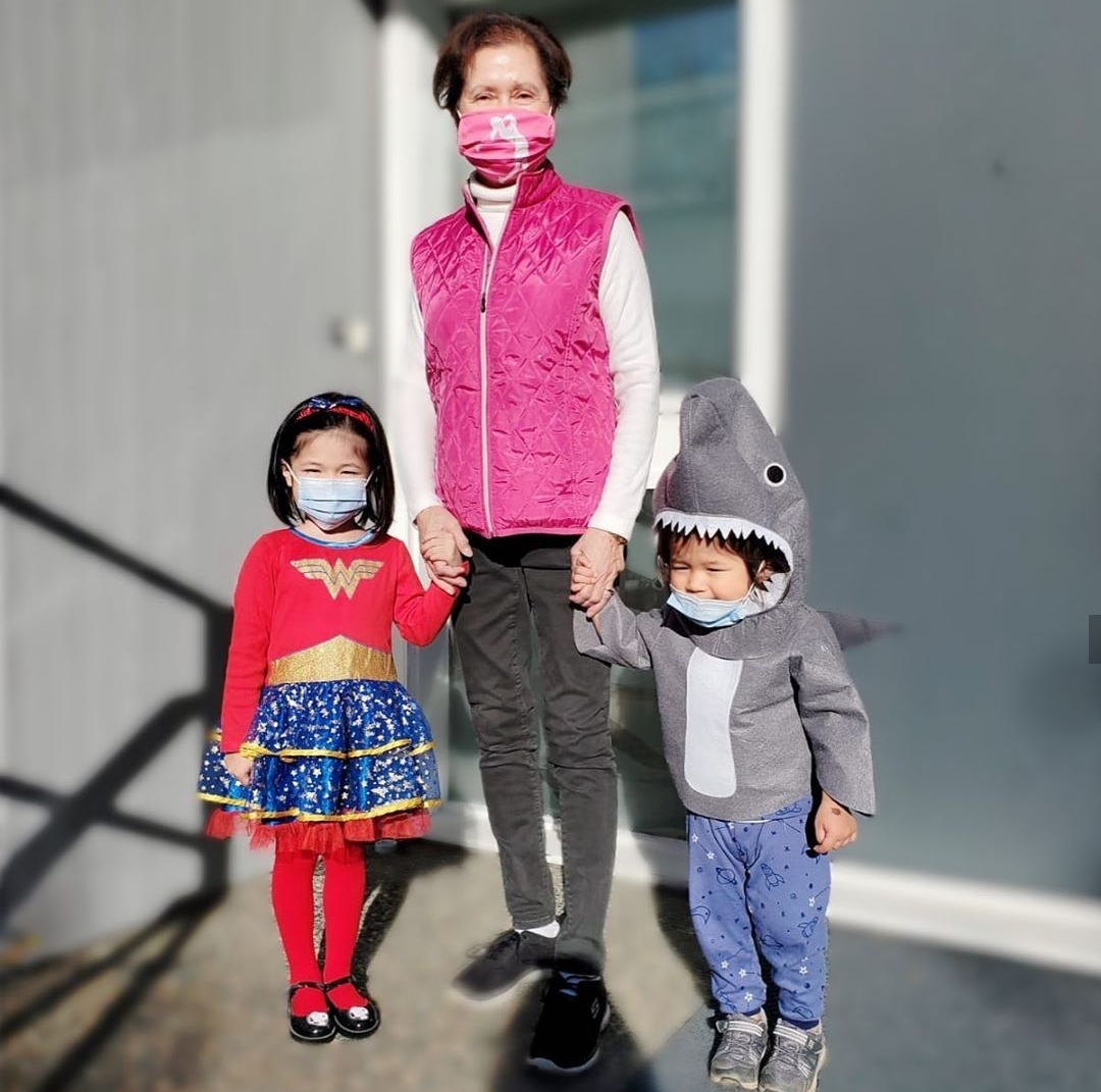 鍾嘉欣曬兒女萌照，不忘隔空表白老公，姐弟同款髮型像俄羅斯套娃