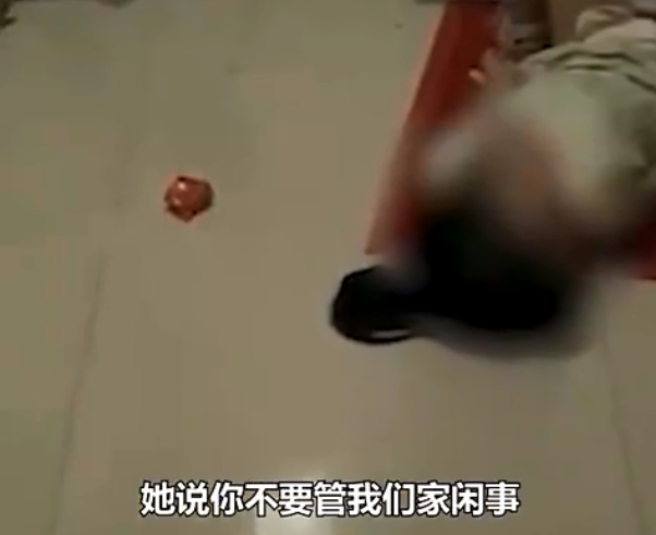 父母打麻将凌晨未归，俩孩子睡过道：这是为冲KPI才生娃？
