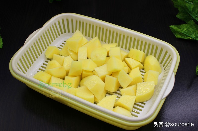 天冷就饞砂鍋煲，魚肉和土豆燉一燉，鮮香味美，熱乎乎很暖胃