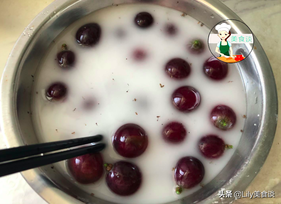 洗水果加盐加面粉？学会这方法，简单省事，看不见的残留也洗干净
