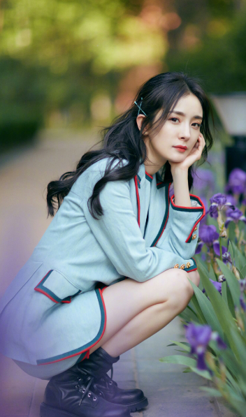 楊冪腳踩百元鴻星爾克現(xiàn)身，鏡頭下又美又瘦，但這腿怎么了？