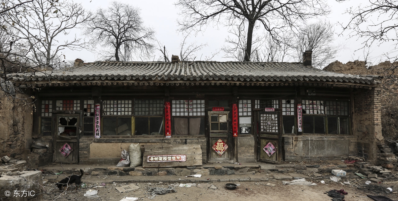 春节过后农村空留老房子，家家户户贴满春联，明年春节再贴新对联