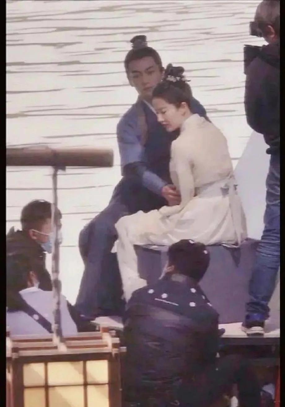 Below far Yi Fei seeing Liu and old dawn bridge opening in be passionately in love... it is # Liu Yifei so Chen Xiao pulls hand road to appear #