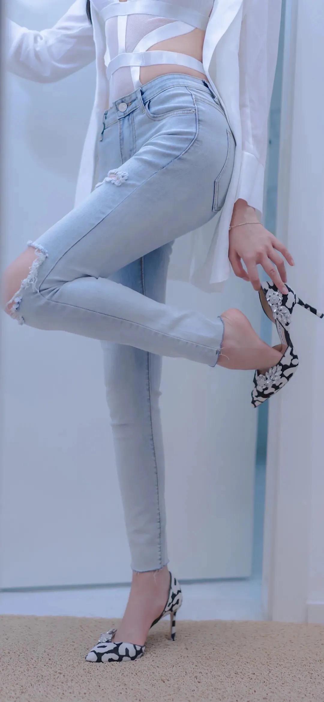 渣男壁纸 坐着翘腿侧扬美女壁纸图片