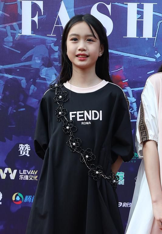 鐘麗緹13歲次女長開，與甜馨撞造型變女王，考拉“嫦娥”造型美翻