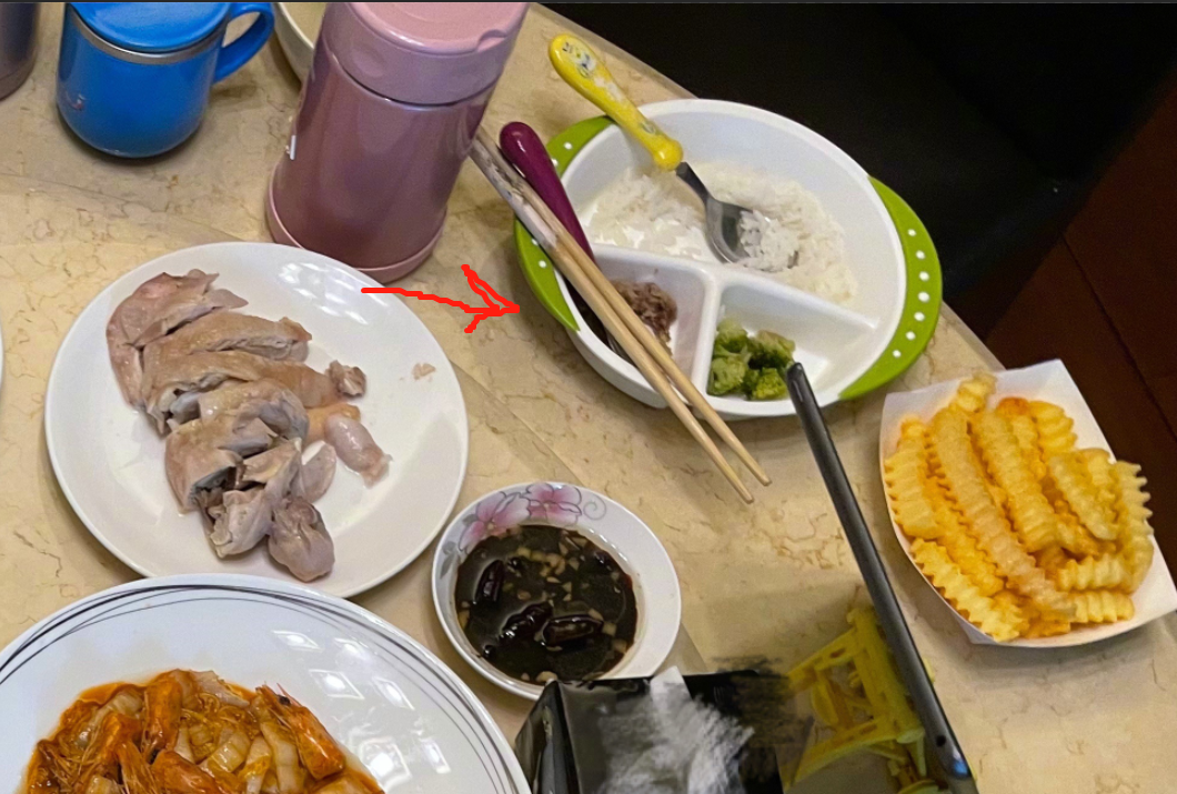 全家三口大团圆？黄晓明晒厨艺暗戳戳秀幸福，儿子小海绵餐具抢镜