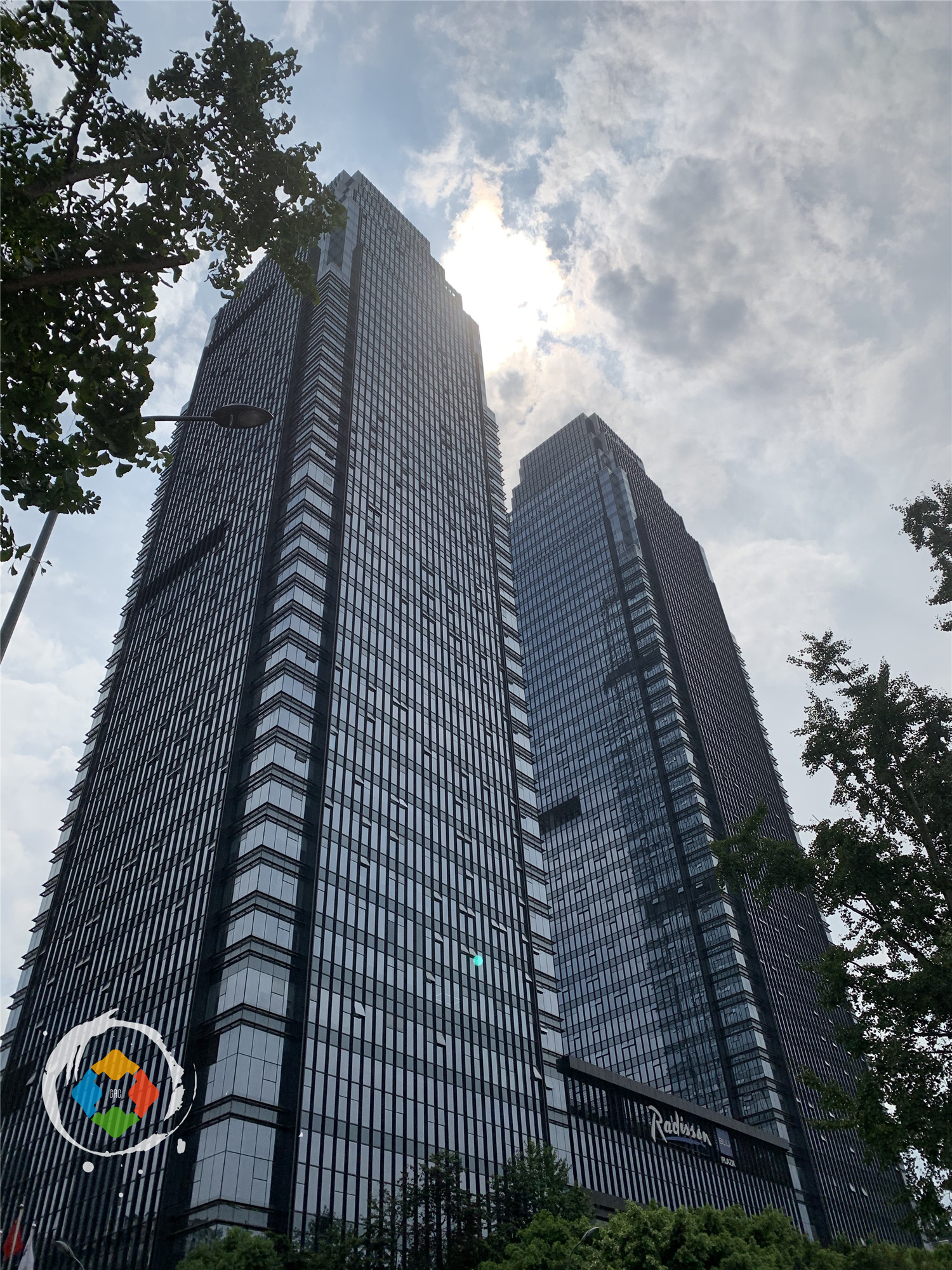 重庆“的哥”带我追星：年轻女孩们聚集在南滨路，苦苦等候着谁？