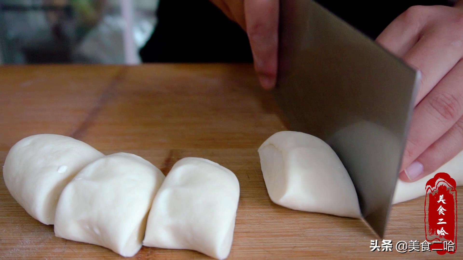 People in Shandong really know how to make sugar cakes, so they just splash the flour with boiling water. The sugar cakes are puffy and soft and delicious.