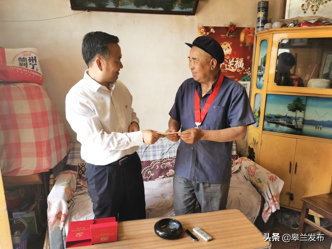 皋兰县县长杜宁让七一前夕走访慰问老党员和生活困难党员