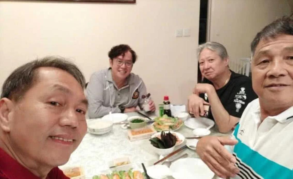 68岁洪金宝和老友聚会，瘦到脱相判若两人，身体