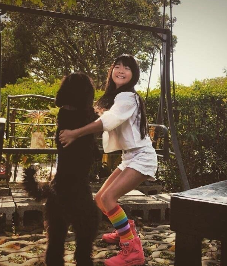 曹格老婆久违晒女儿，Grace躲妈妈身后甜笑抢镜，漂亮又有气质