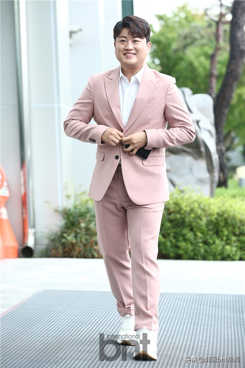 朴昭妍×金浩仲为录制综艺《黄金渔场之Radio St