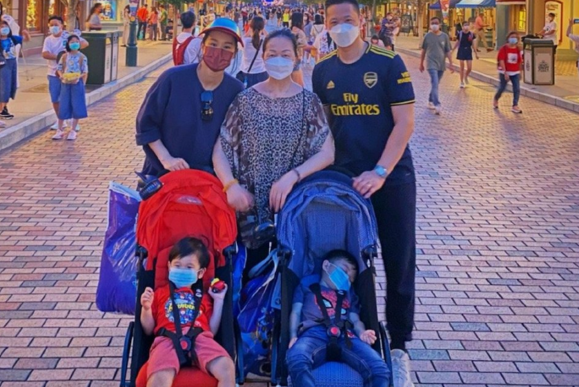 胡杏兒夫婦帶娃過母親節，收兒子花束貼臉親吻，剛出月子就穿短褲