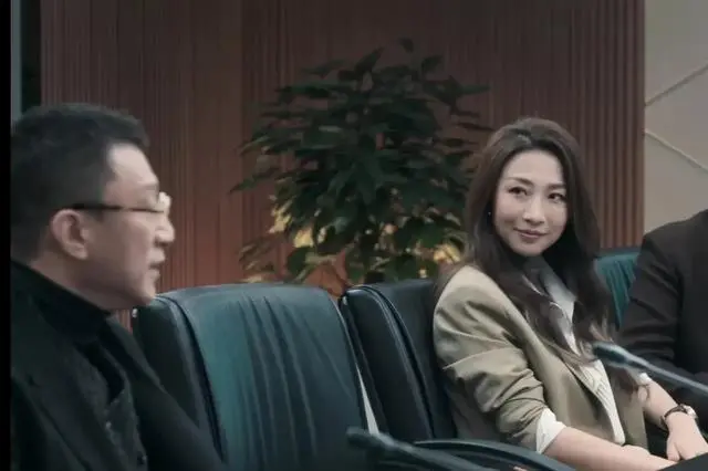 不愧是孙红雷老婆,穿一身白霸气十足,《扫黑