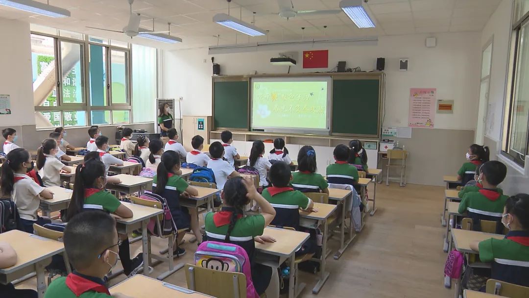 上海市闵行区小学部分复课：仍要求戴口罩上课