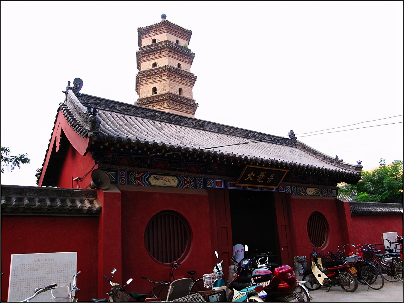A thousand-year-old temple in Beijing, contains the "eight unique" temples, the ancient charm makes people forget to return