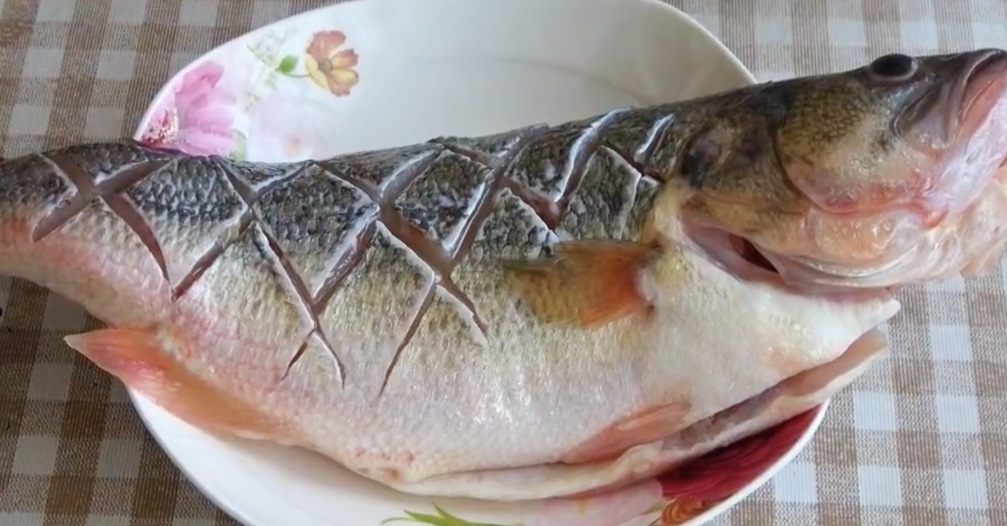 清蒸魚切記別放料酒和鹽，教你正確做法，魚肉鮮嫩多汁，不腥不老