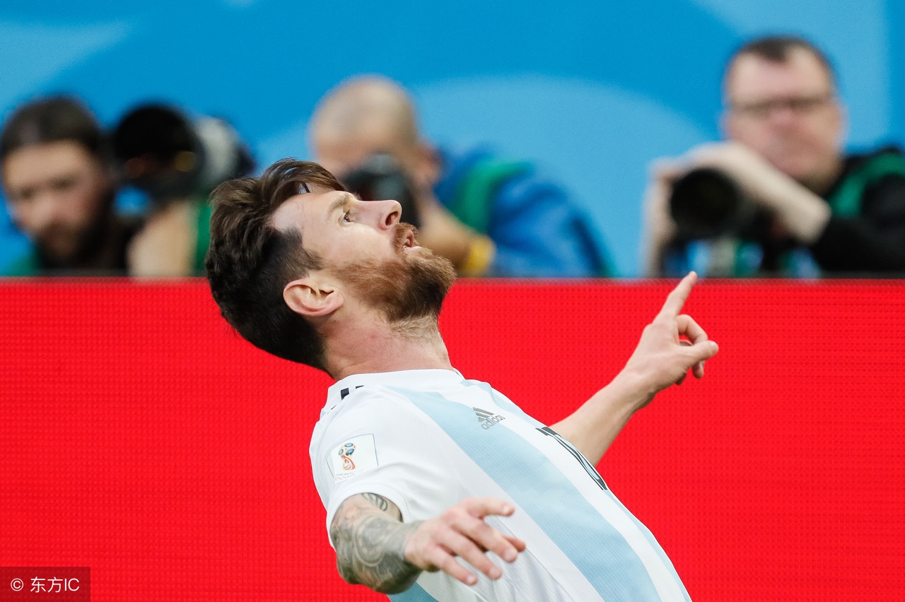 (图片来自东方ic)2016年1月12日,梅西个人第5次获得金球奖,他也成为