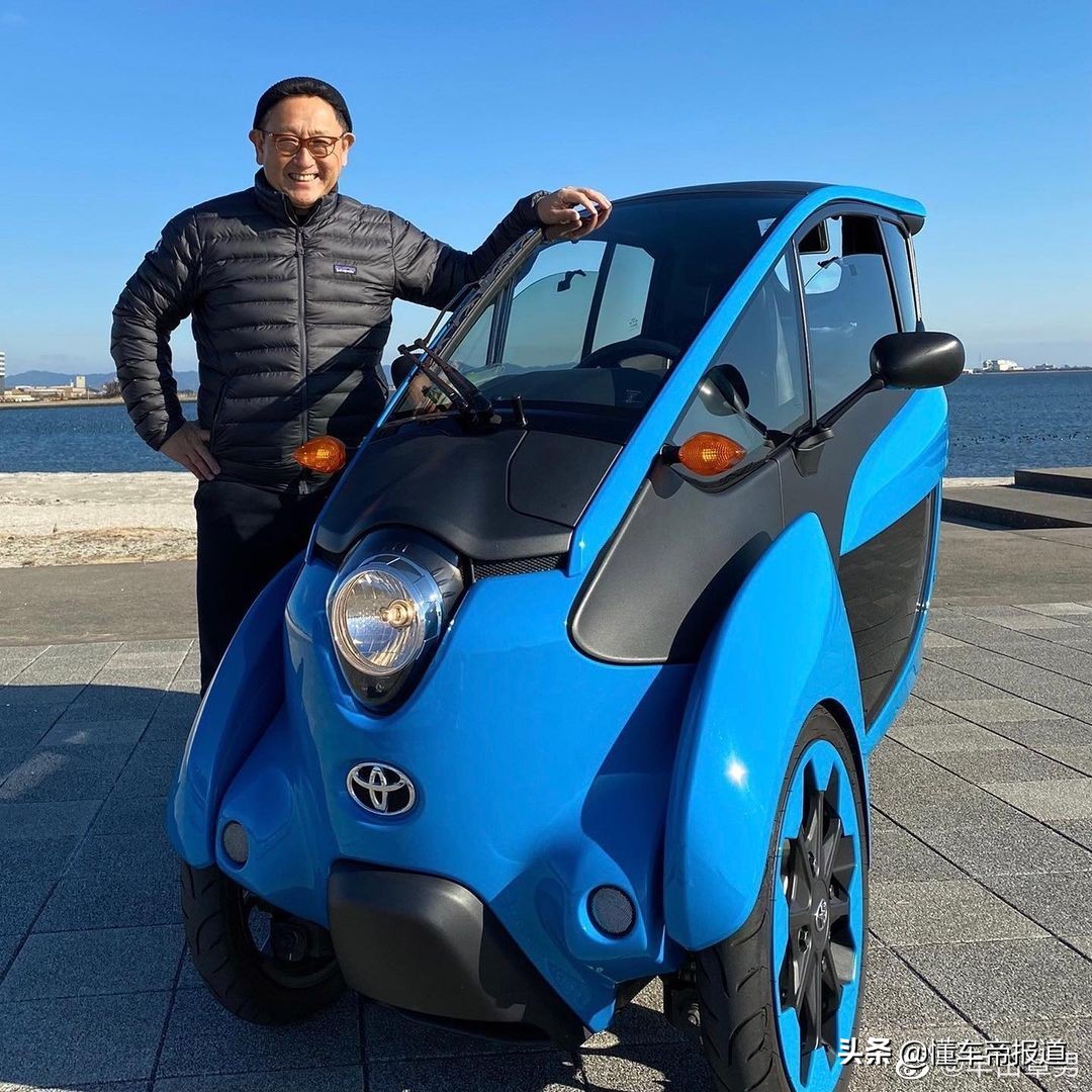 反转｜刚喷完电动车的丰田章男，突然晒出“老年代步车”合影