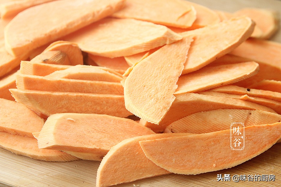 紅薯別再烤著吃了，這樣做成零食，金黃酥脆又好吃，真後悔做少了