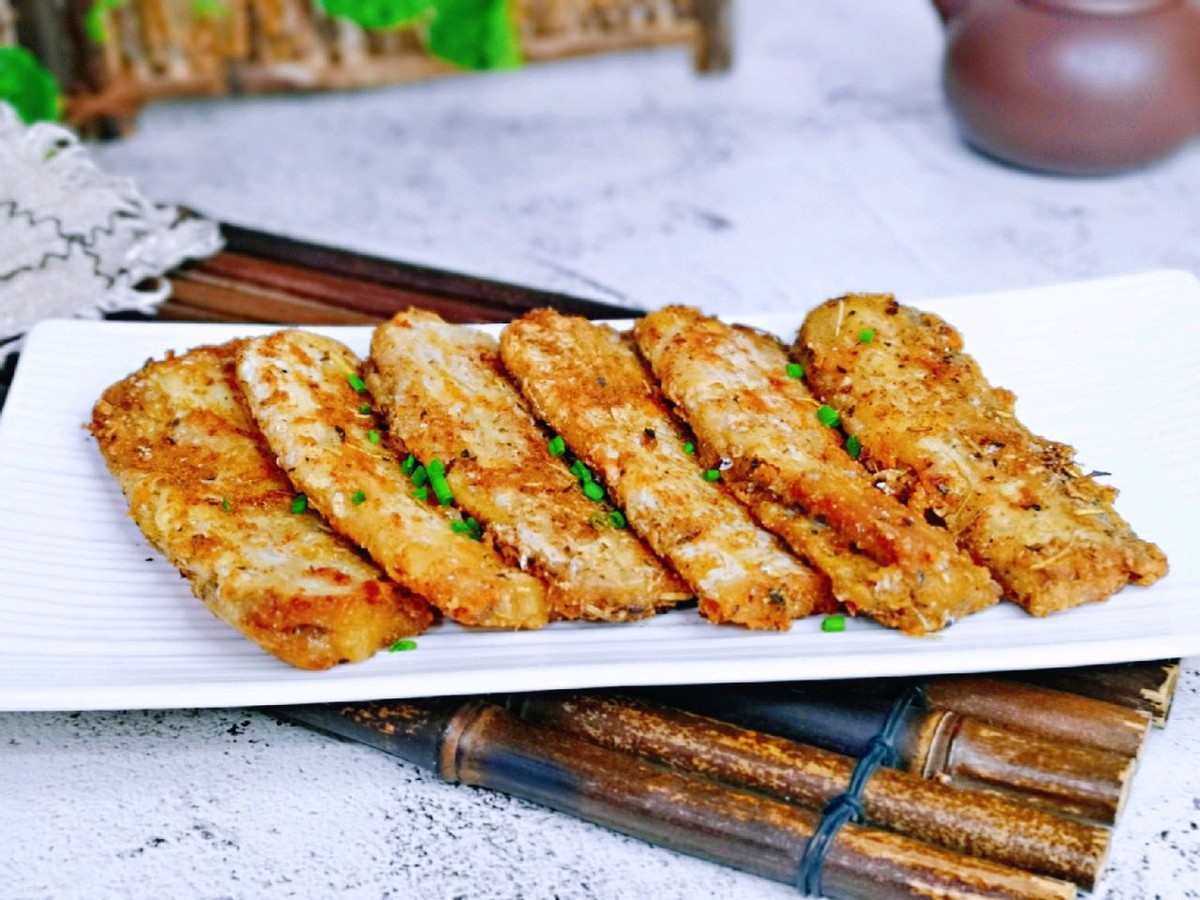 带鱼加入孜然和迷迭香煎一煎，味道丰富，外酥里嫩真好吃