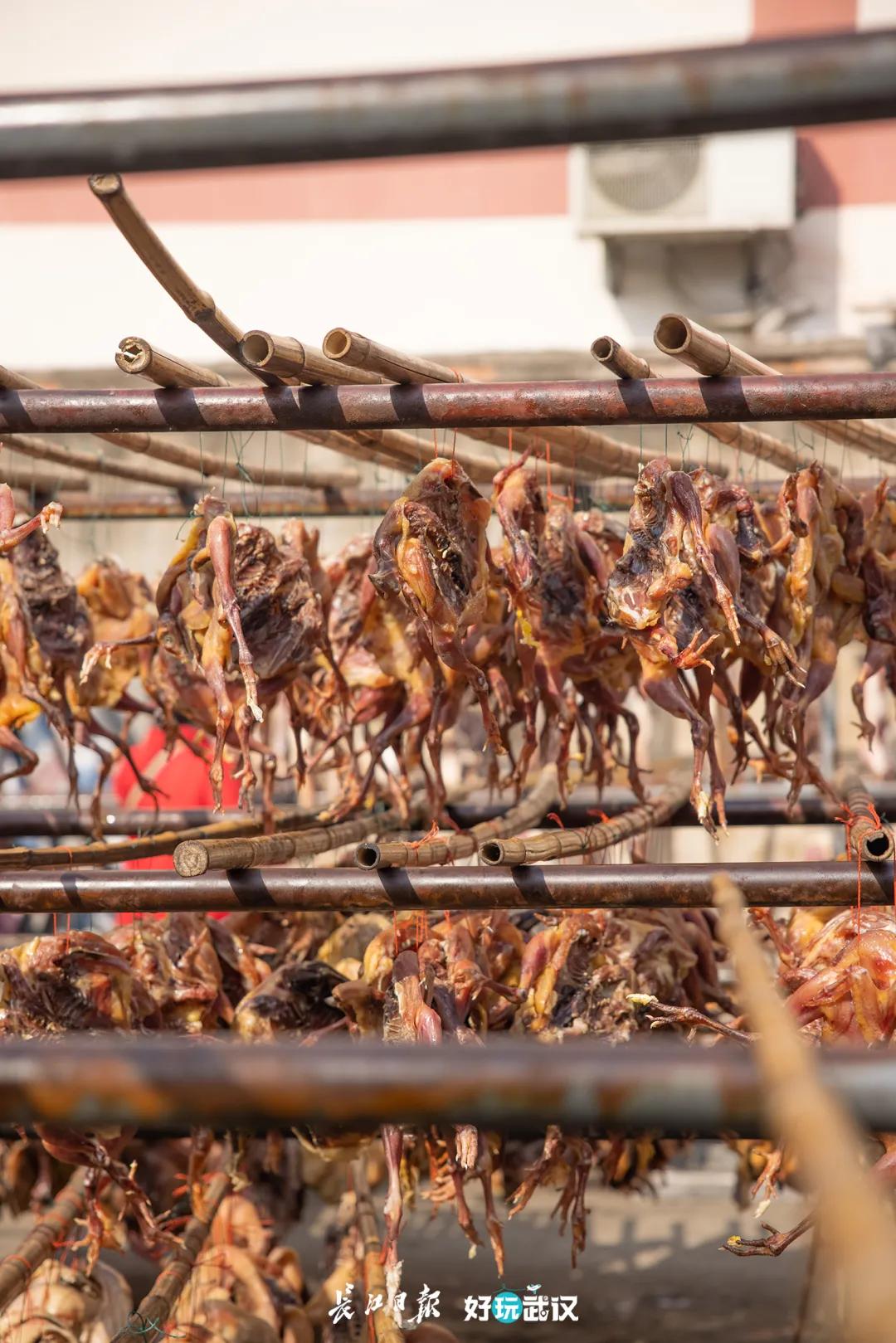 把腊肠和腊鱼串一串，串一个同心圆来过年