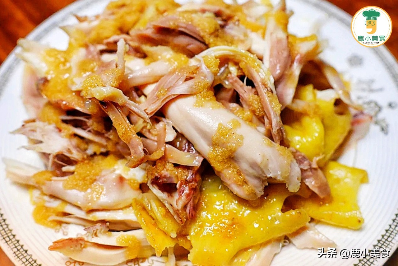 鹽焗雞，只放鹽焗雞粉不夠香，多放“1料”，皮脆金黃，肉滑鹹香