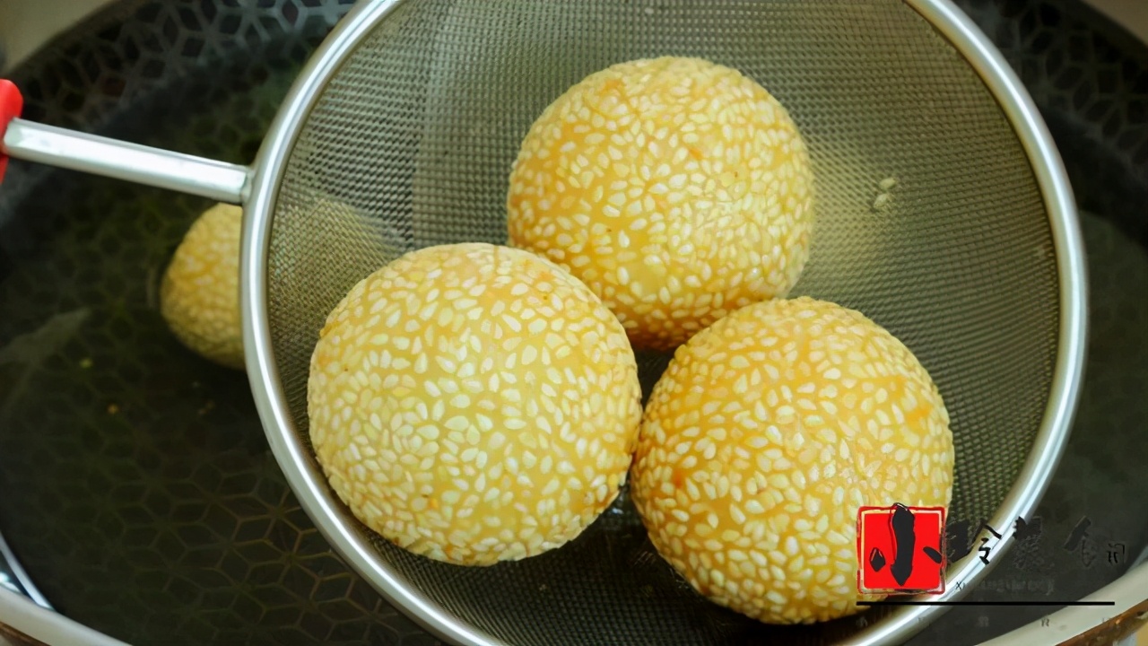 自己在家也能做糯米麻團，外酥裡糯，不開裂不回縮，童年的味道