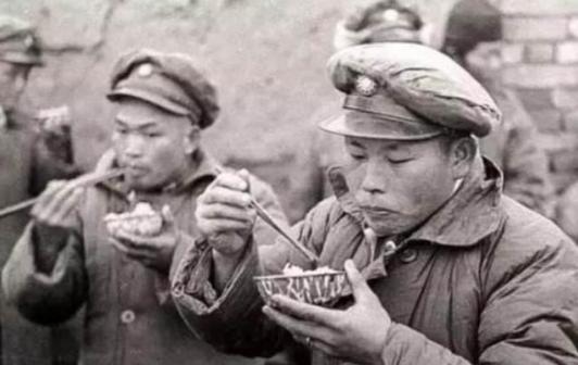 罕见的老照片：有饭吃都不错了，图4日本慰安妇慰劳美国大兵